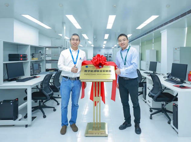 ▲納微半導體系統(tǒng)應用工程副總裁黃秀成(右)與兆易創(chuàng)新高級副總裁、MCU事業(yè)部總經理李寶魁(左)合影 ▲納微半導體系統(tǒng)應用工程副總裁黃秀成(右)與兆易創(chuàng)新高級副總裁、MCU事業(yè)部總經理李寶魁(左)合影